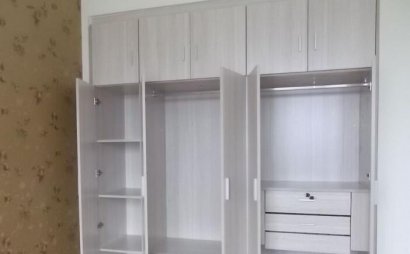 衣柜定制時(shí)選擇平開(kāi)門(mén)還是推拉門(mén)好呢？